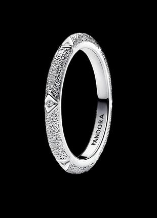 Серебряное кольцо pandora ме текстурированное с камнями 193322c01 58