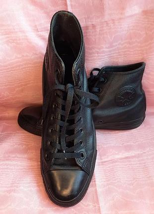 Чорні шкіряні високі кеди — модель converse chuck taylor all star leather.