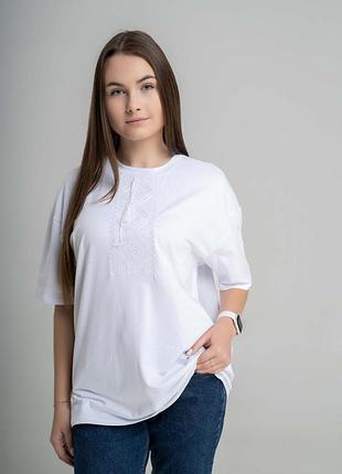 Женская oversize футболка с геометрическим белым орнаментом по белому "низина"
