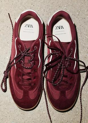 Жіночі кеди від бренду zara виконані в бордовому/бургунді кольорі та мають подвійне шнурівку.