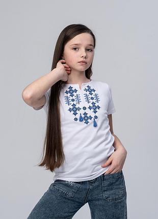 Вишита футболка для дівчинки білого кольору «зоряне сяйво (синій)» 1/10