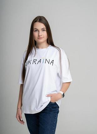Жіноча вишита oversize футболка білого кольору в сучасному стилі "україна"