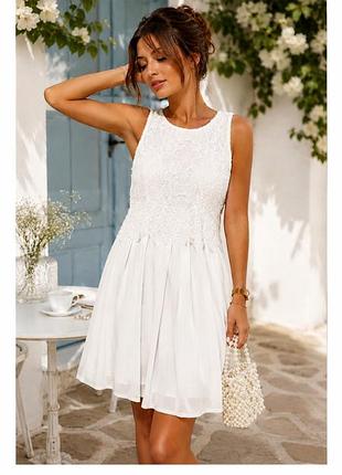 Біла натуральна сукня із мереживом