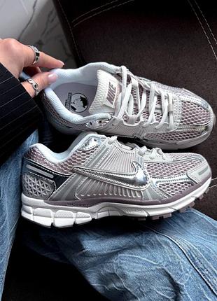 Стильні жіночі кросівки nike zoom vomero 5 silver