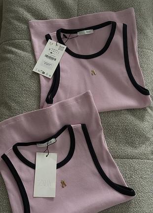 Майка/топ жіноча zara рожевого кольору з темно синьою окантовкою, на основі бавовни.
