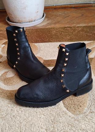 Черевики - челсі valentino garavani rockstud leather. 37 розмір, чорного кольору, з натуральної шкіри. італія! оригінал!