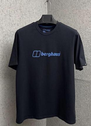 Чорна футболка від бренду berghaus