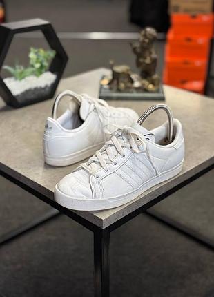 Класичні шкіряні кеди adidas coast star, натхненні вінтажним тенісним стилем. вони мають повністю шкіряний верх.