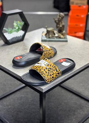 Жіночі шльопанці nike victori one slide print. ця модель виконана в яскравому кольорі з леопардовим принтом та має контрастний білий логотип бренду.