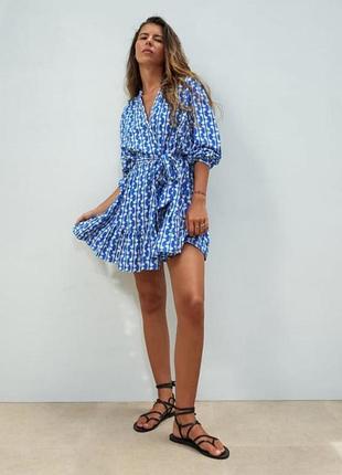 Коротка синьо-біла сукня від бренду zara з абстрактним геометричним принтом.