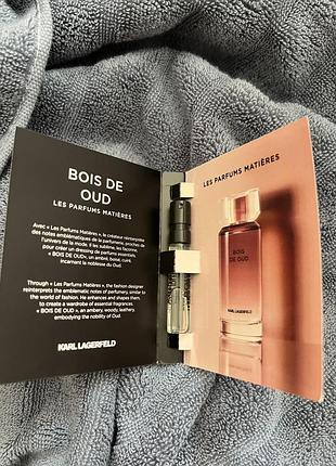 Пробник туалетної води bois de oud із колекції les parfums matières від бренду karl lagerfeld.