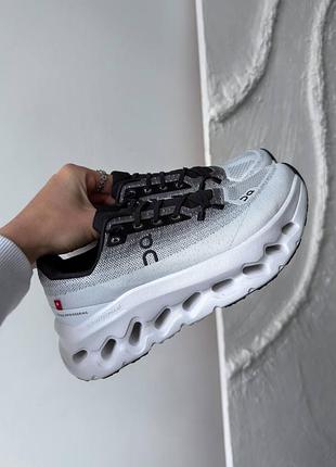 Стильные женские кроссовки on cloudtilt white black