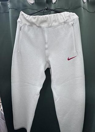 Очень стильные белые брюки nike. новые.