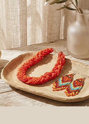 Комплект с оранжевым плетеным насистом и серьгами