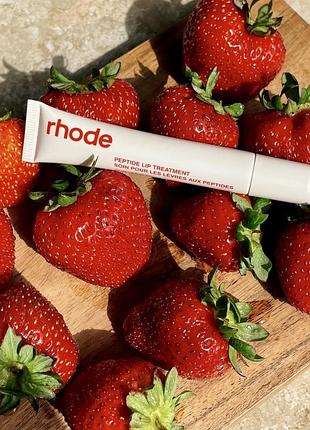 Пептидний бальзам для губ rhode peptide lip treatment у відтінку strawberry glaze