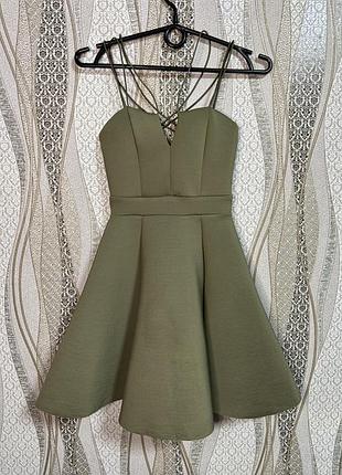 Плаття кольору хакі, з неймовірним декольте та плетінням