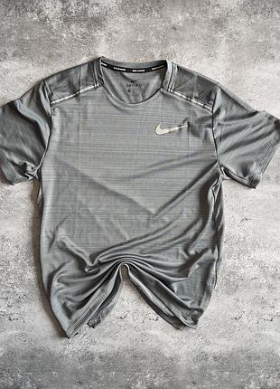 Футболка nike running dri-fit сіра, розмір s