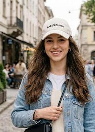 Бейсболка balenciaga ,молочного кольору.