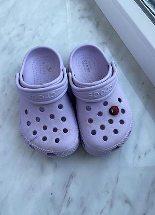 Crocs сабо c8 відповідає європейському розміру 24–25 (eu).