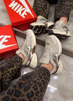 Nike v2k run light orewood brown khaki