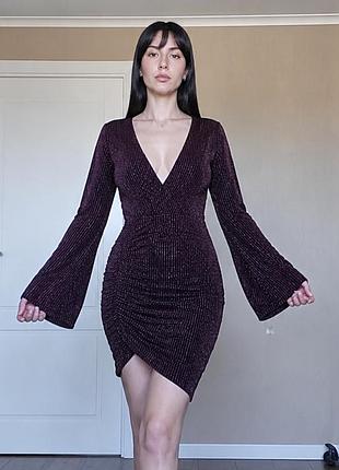 Мини-платье с розовым люрексом от бренда in the style имеет драпировку и расклешенные рукава.