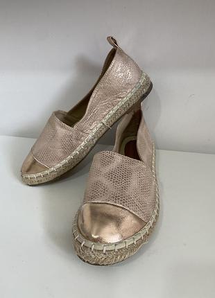 Легеньке взуття 👞 з плетеним ободком