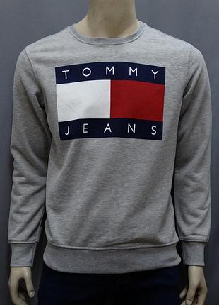Батник у стилі tommy hilfiger у світло-сірому відтінку розмір m