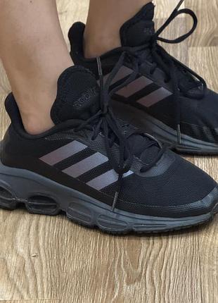 Кросівки жіночі чорного кольору від бренду adidas