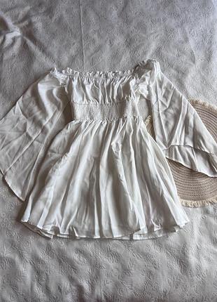 Легка біла сукня з рукавами та відкритими плечима