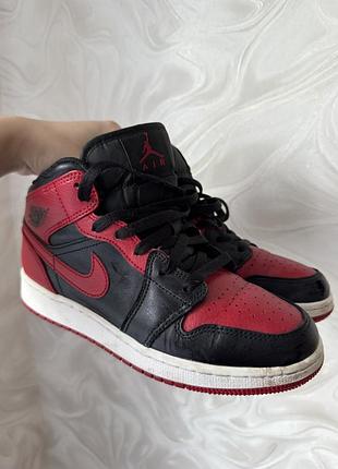 Жіночі кросівки jordan 1 mid (black/red).