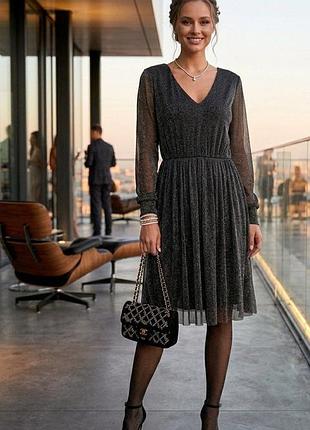 Платье миди бренда topshop с люрексом и сеткой.
замеры:пог-56(66) см,пот-41(52) см, длина изделия -93, длина рукава -60 см