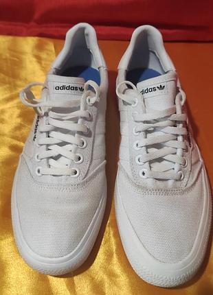 Стильные белые кеды adidas