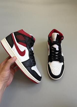 Air jordan 1 mid shadow red 42(27см) og retro max aura 4