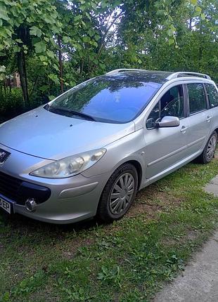Автомобіль пежо 3