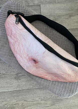 Поясна сумка "dadbag" має реалістичний 3d-принт волохатого пивного живота.