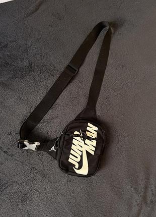 Сумка бананка чоловіча через плече найк nike чорна біла спортивна