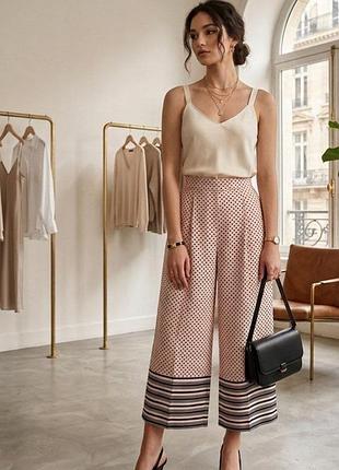 Спідниця- штани укорочені бренду topshop  ніжного кольору на змійці позаду та кишенями .
заміри:пот-35 см,поб-50 см, довжина виробу -85 см,крок-56 см