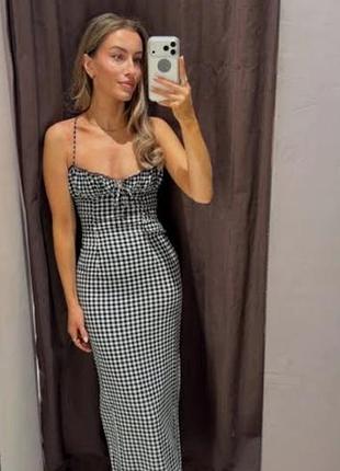Приталенное платье миди в клетку от zara.
