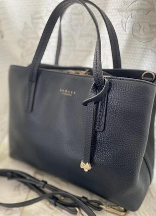 Стильная и практичная сумка radley dukes place из натуральной кожи в благородном темно-синем цвете.