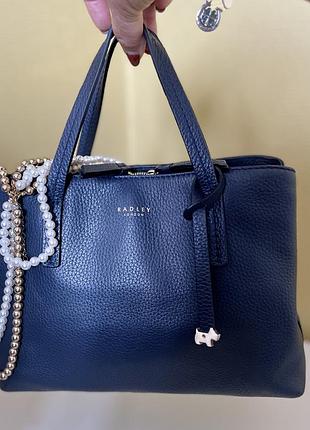 Стильная и практичная сумка radley dukes place из натуральной кожи в благородном темно-синем цвете.