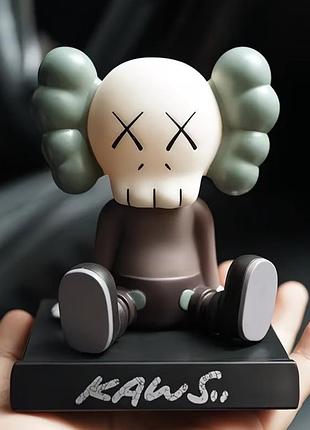 Kaws статуетка 3