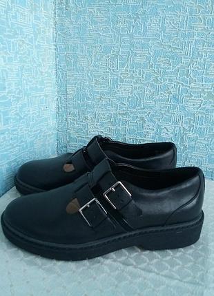 Кожаные трендовые туфли бренда clarks в силе мери джейн (mary janes) на массивной подошве.