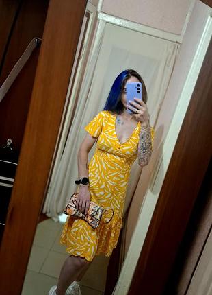 Жовта, з цікавим білим принтом (зеброю) , літня сукня від tu (woman) лінійка petite