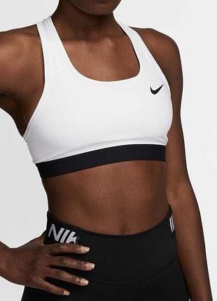 Білий спортивний топ nike