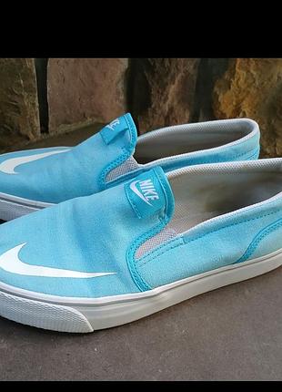 Женские кроссовки nike.