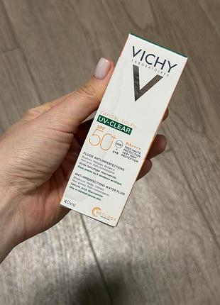 Сонцезахисний флюїд vichy capital soleil uv-clear spf 50+ об'ємом 40 мл, призначений для жирної та проблемної шкіри.