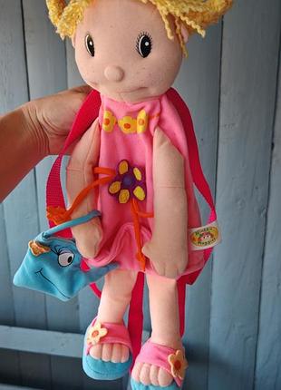 Рюкзак-игрушка maggie raggies от zapf creation имеет мягкую куклу с желтыми волосами и розовым платьем