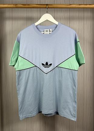 Adidas originals embroidered geometrical футболка  розмір м з красивою кольоровою гаммою