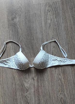 Бюстгальтер от бренда calvin klein.