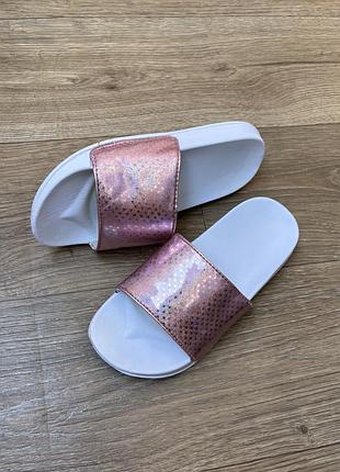 Дитячі шльопанці слайдери для дівчинки  з голографічним дизайном by pepco р.33/34, уст.22,5см.